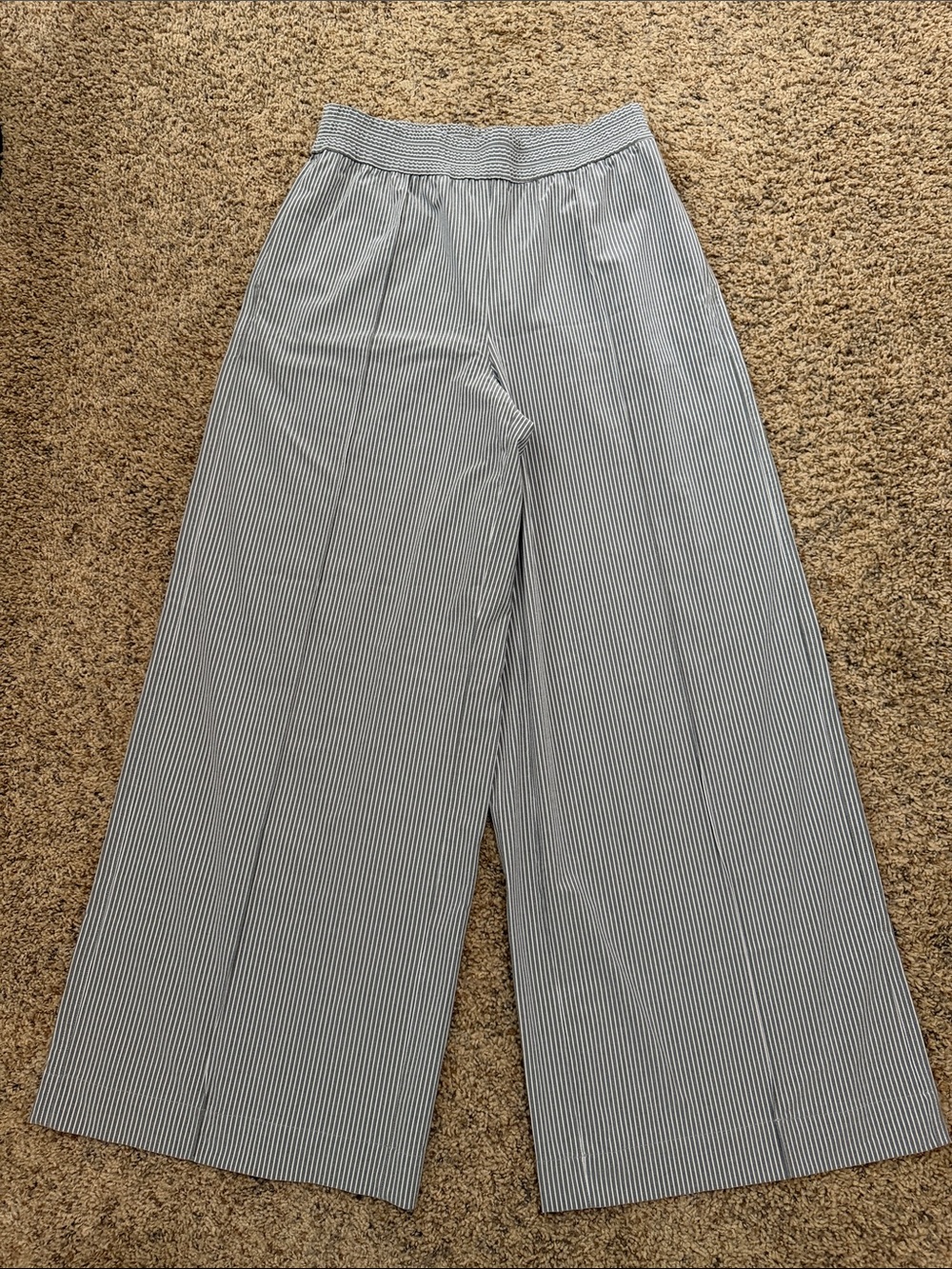 lululemon Grey and White Breezily Mid-Rise- 29”